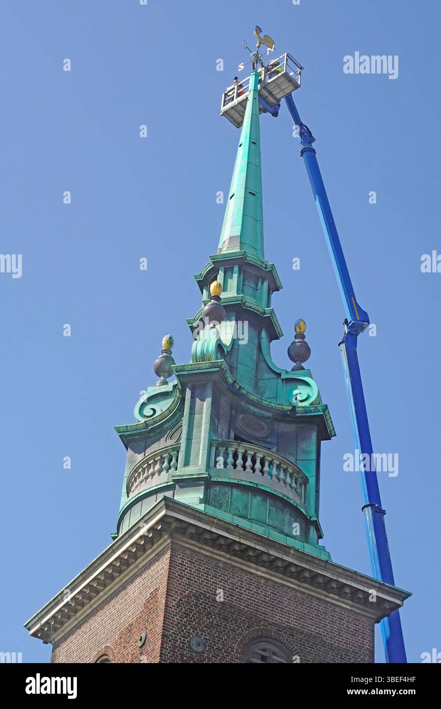 Alle Hallows-by-the-Tower Kirchturm Wetterfahne Inspektionsmänner arbeiten auf einer Plattform, die mit einem Teleskopkräne positioniert wurde London England Großbritannien Stockfoto