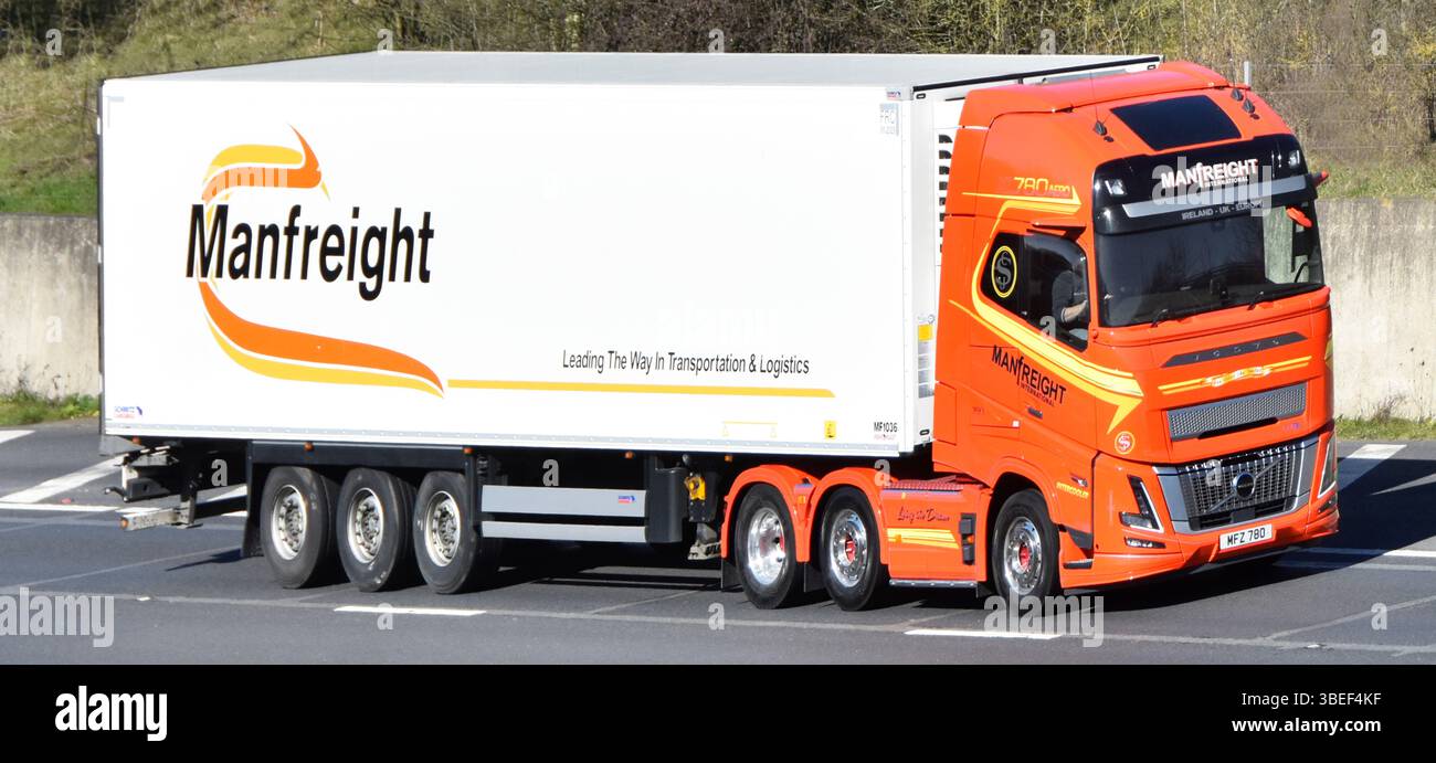 Grafik von Volvo Ladeluftkühler LKW-Lastwagen mit Lastwagen von Manfreight International für Auflieger, Transport- und Logistikgeschäft auf der Autobahn M25 in Großbritannien Stockfoto