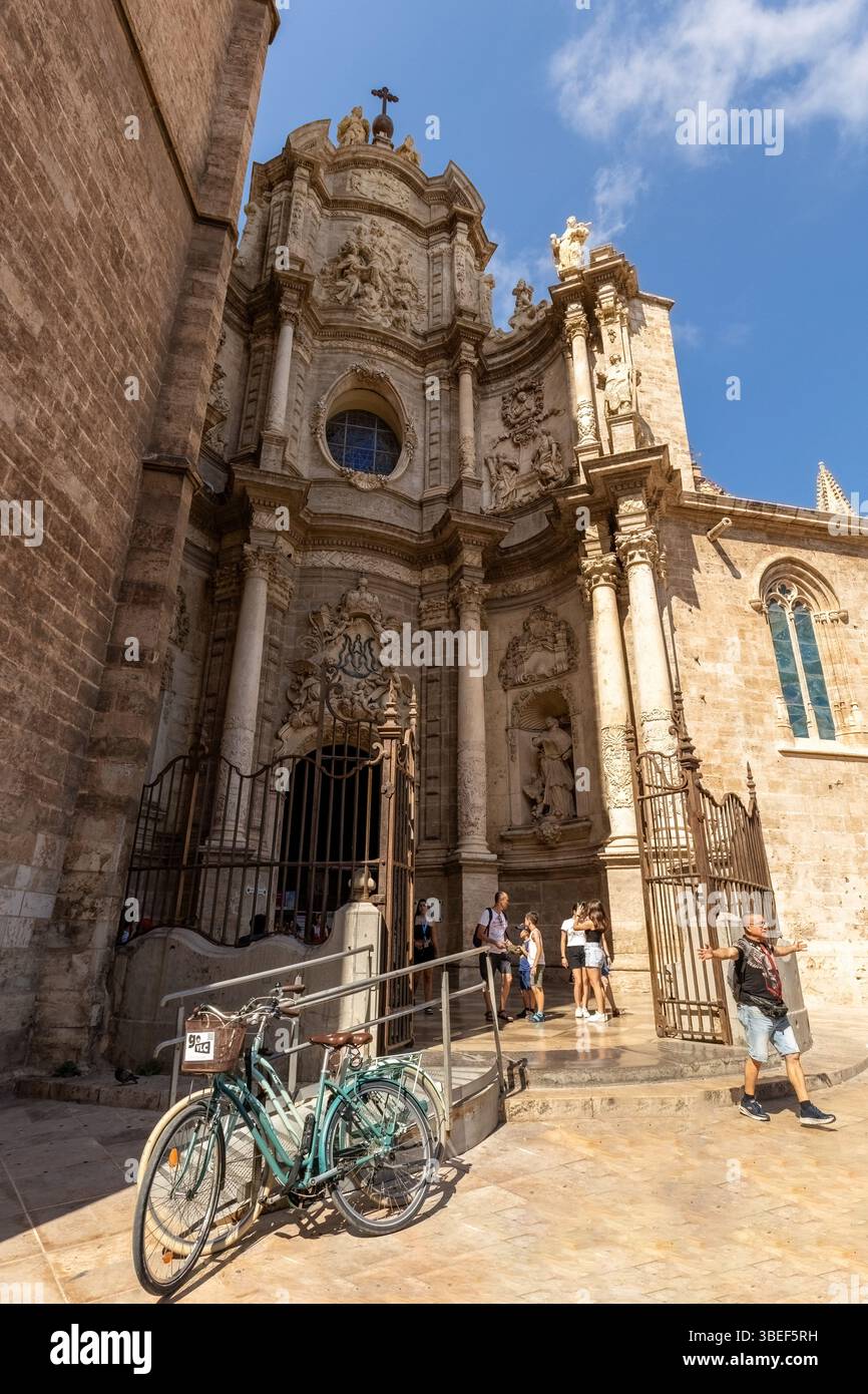 Die Kathedrale von Valencia und der Glockenturm El Miguelete, ein historisches architektonisches Meisterwerk im Herzen von Valencia, Spanien Stockfoto