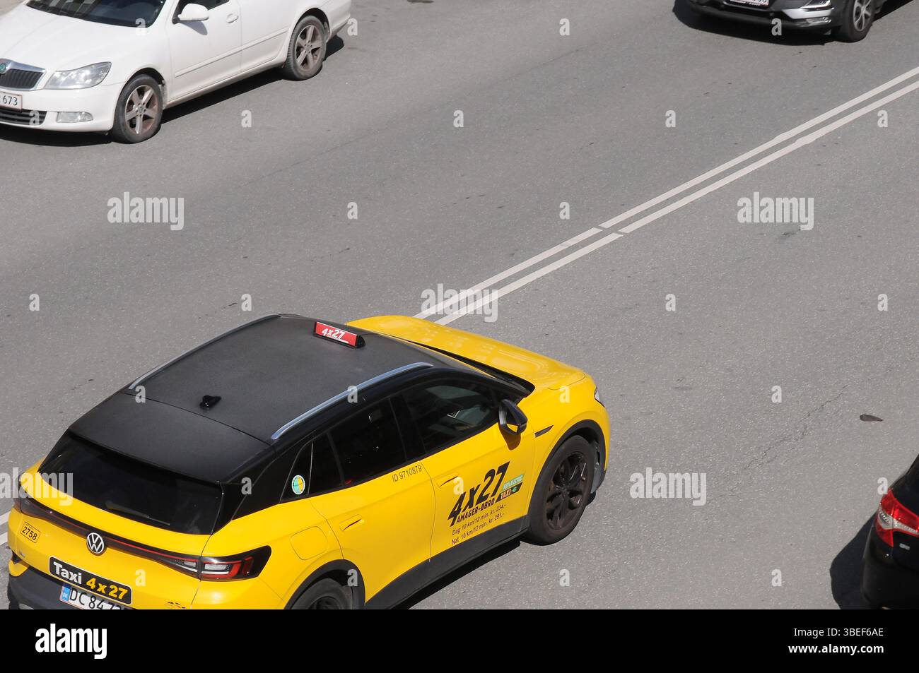 Kopenhagen/ Dänemark/29. MAI 2025/.Gelbes und balkenweißes 4x27 Taxi in kopenhagen. (Photo.Francis Joseph Dean/Dean Pictures) (nicht für kommerzielle Zwecke) Stockfoto