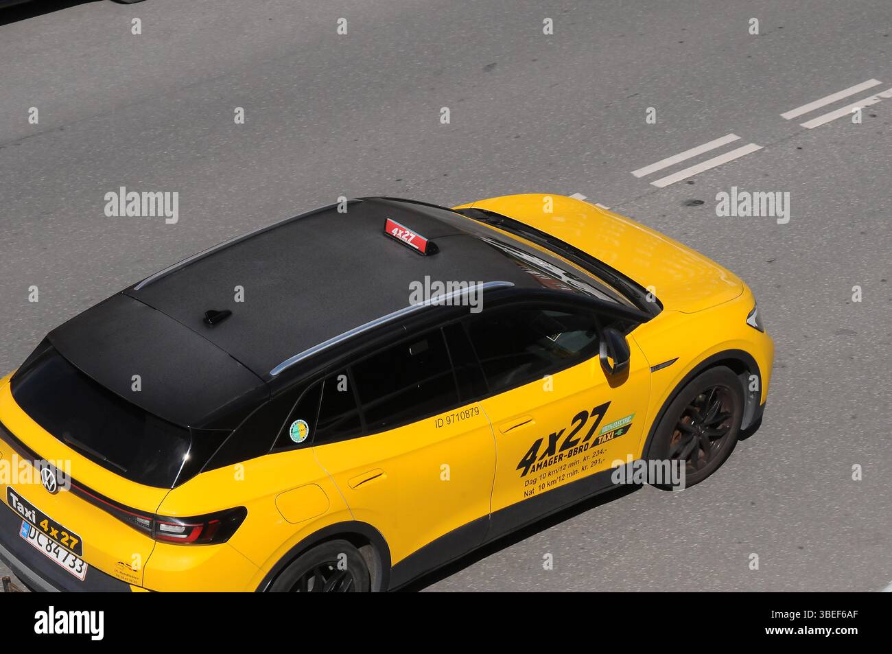 Kopenhagen/ Dänemark/29. MAI 2025/.Gelbes und balkenweißes 4x27 Taxi in kopenhagen. (Photo.Francis Joseph Dean/Dean Pictures) (nicht für kommerzielle Zwecke) Stockfoto