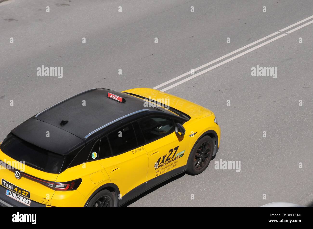 Kopenhagen/ Dänemark/29. MAI 2025/.Gelbes und balkenweißes 4x27 Taxi in kopenhagen. (Photo.Francis Joseph Dean/Dean Pictures) (nicht für kommerzielle Zwecke) Stockfoto