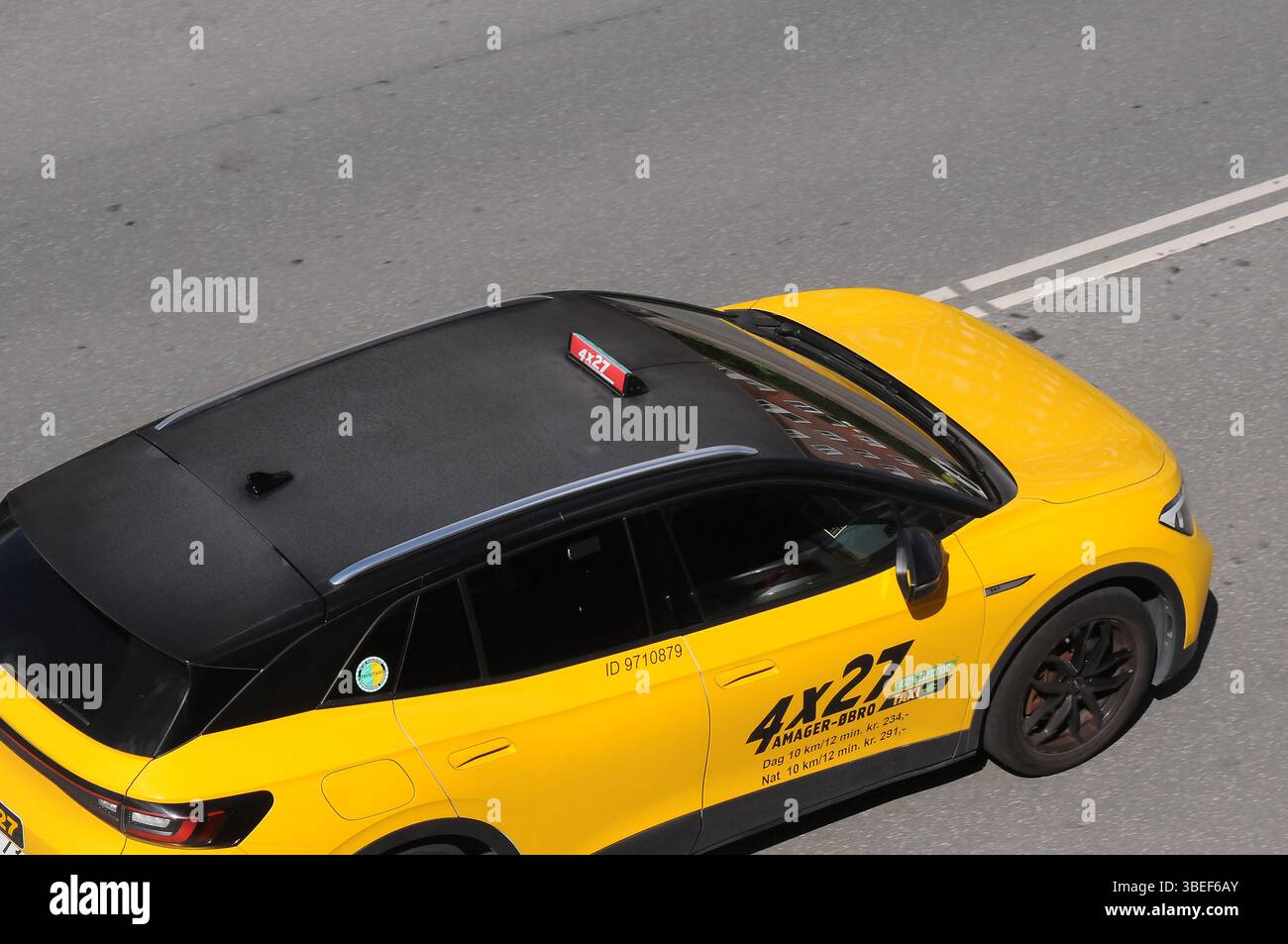 Kopenhagen/ Dänemark/29. MAI 2025/.Gelbes und balkenweißes 4x27 Taxi in kopenhagen. (Photo.Francis Joseph Dean/Dean Pictures) (nicht für kommerzielle Zwecke) Stockfoto