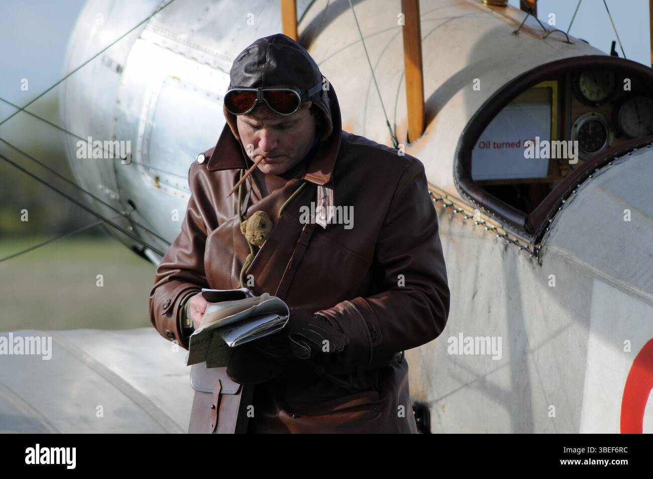 Reenactor mit BI-Flugzeug am Stow Maries Great war Flugplatz. Stockfoto