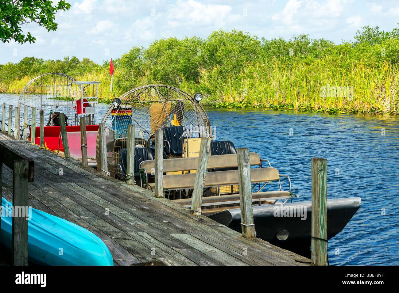 Airboat an einem hölzernen Pier, Everglades touristische Airboat Fahrt und Tour, Florida Stockfoto