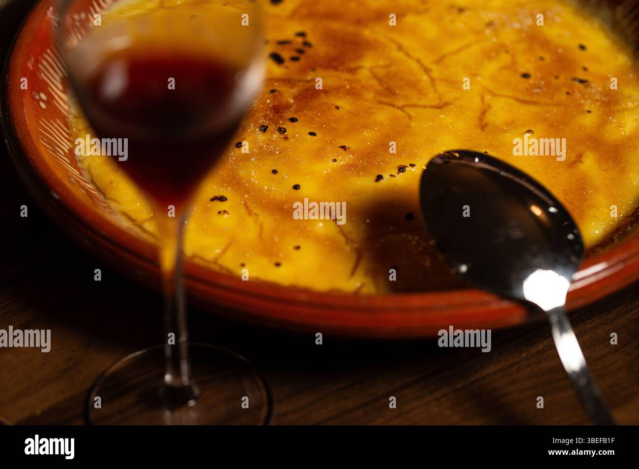 Dessert mit gebrannter Milch, sehr typisch für die portugiesische Gastronomie, Braga, Portugal. Stockfoto