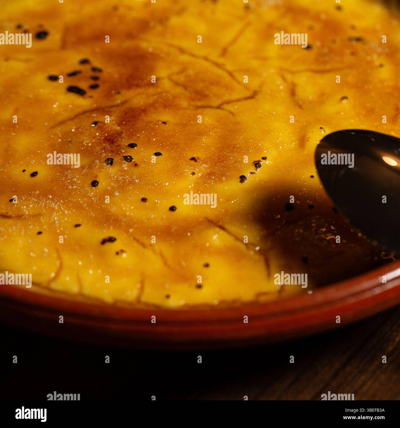 Dessert mit gebrannter Milch, sehr typisch für die portugiesische Gastronomie, Braga, Portugal. Stockfoto