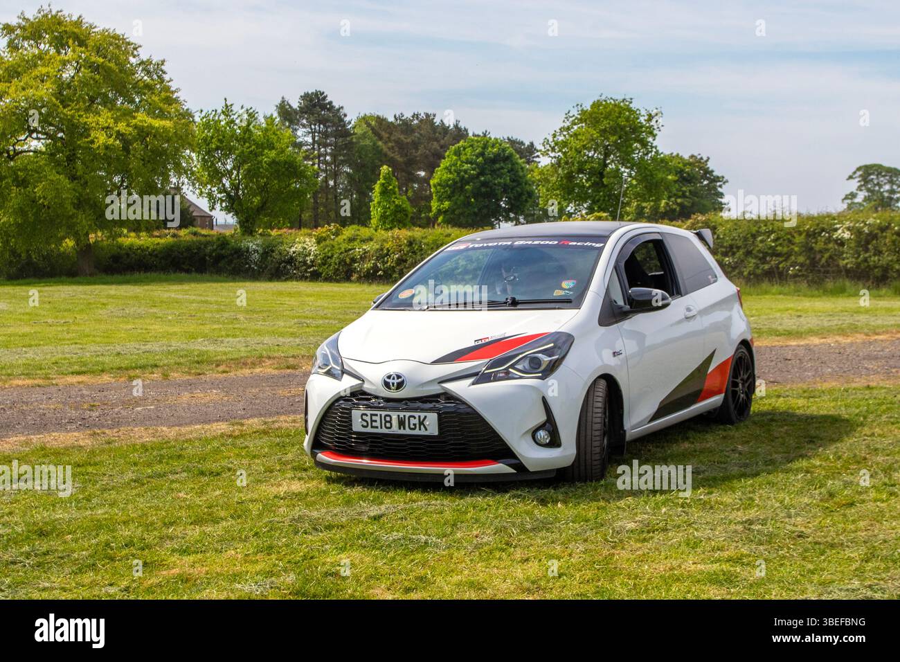 2018 White Toyota Yaris Grmn Dual VVT-I 212 Auto Hatchback Benzinmotor 1800 ccm, B-Hot Luke, angetrieben von einem Kompressormotor, einer 1,8-Liter-Dual VVT-i-Einheit, die 209 PS/156 kW produziert; Wheels Up North, Car Culture Event, modifizierter Klassiker, 2025 Sport- und Supersportwagen-Event, Longridge, England, Großbritannien Stockfoto