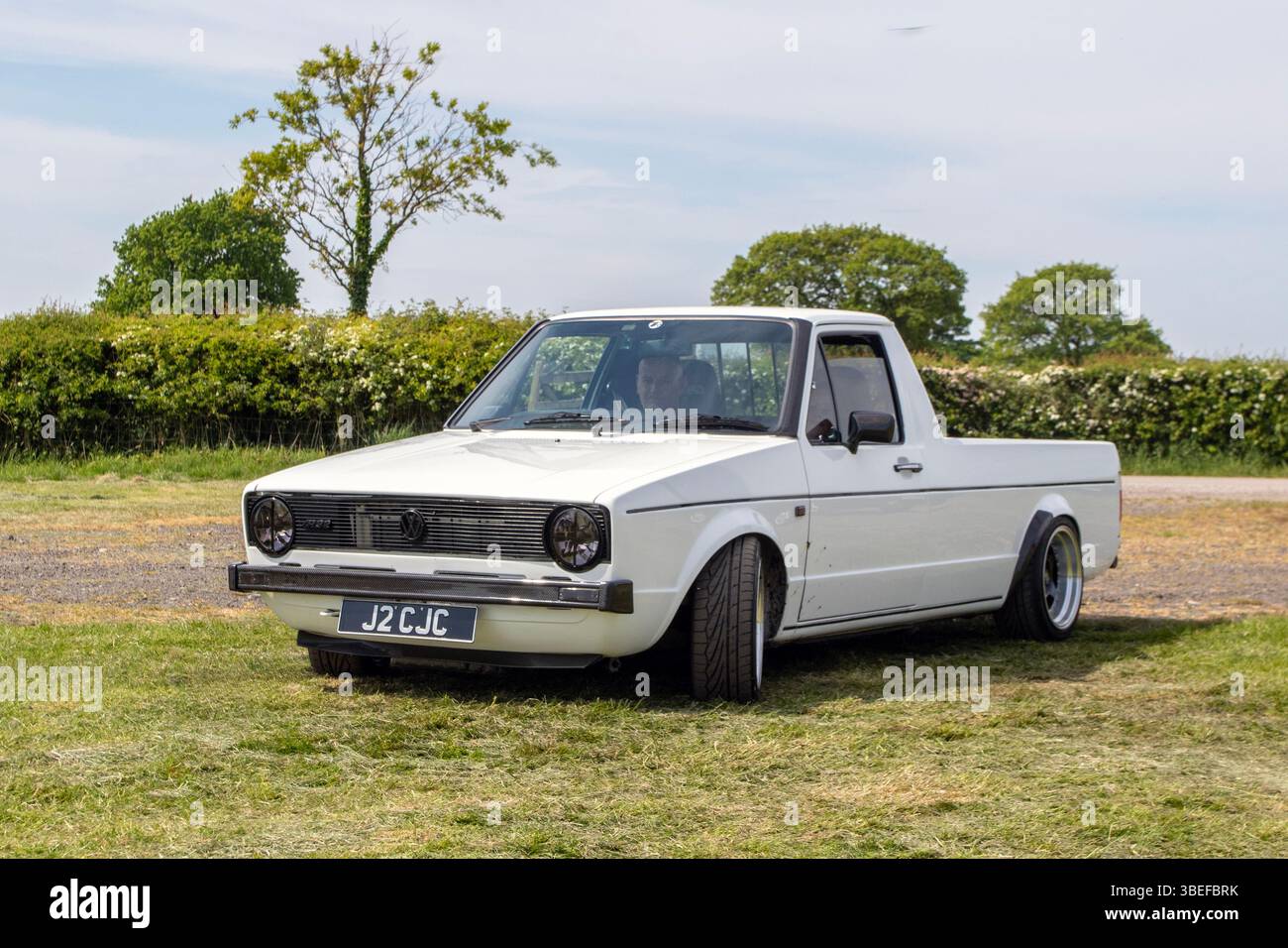 1992 90er Jahre modifizierter weißer VW Volkswagen R32 Benzinmotor 1781 ccm, Wheels Up North, Custom Car Culture Event, modifizierte Klassiker, 2025 Pick-up Car and Vans Event, Longridge, England, Großbritannien Stockfoto