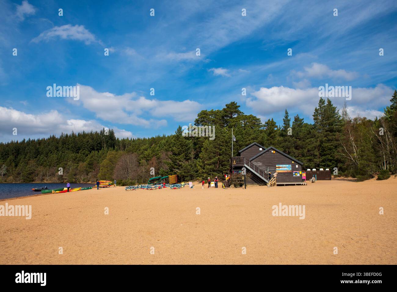 Loch Morlich mit seinem Sandstrand und Waldwegen – ein berühmter Schönheitsort am Fuße der Cairngorm Mountains in Schottland. Stockfoto