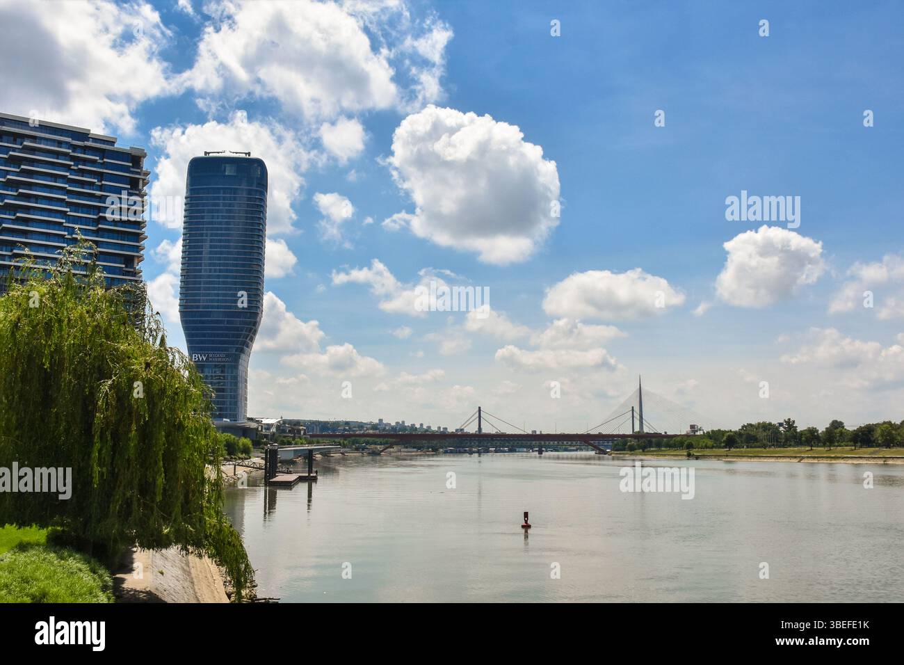 Panoramablick auf die Save mit den berühmten Belgrader Brücken, die die Ufer der Stadt verbinden. Am linken Flussufer befindet sich das moderne Belgrade Waterfront Stockfoto