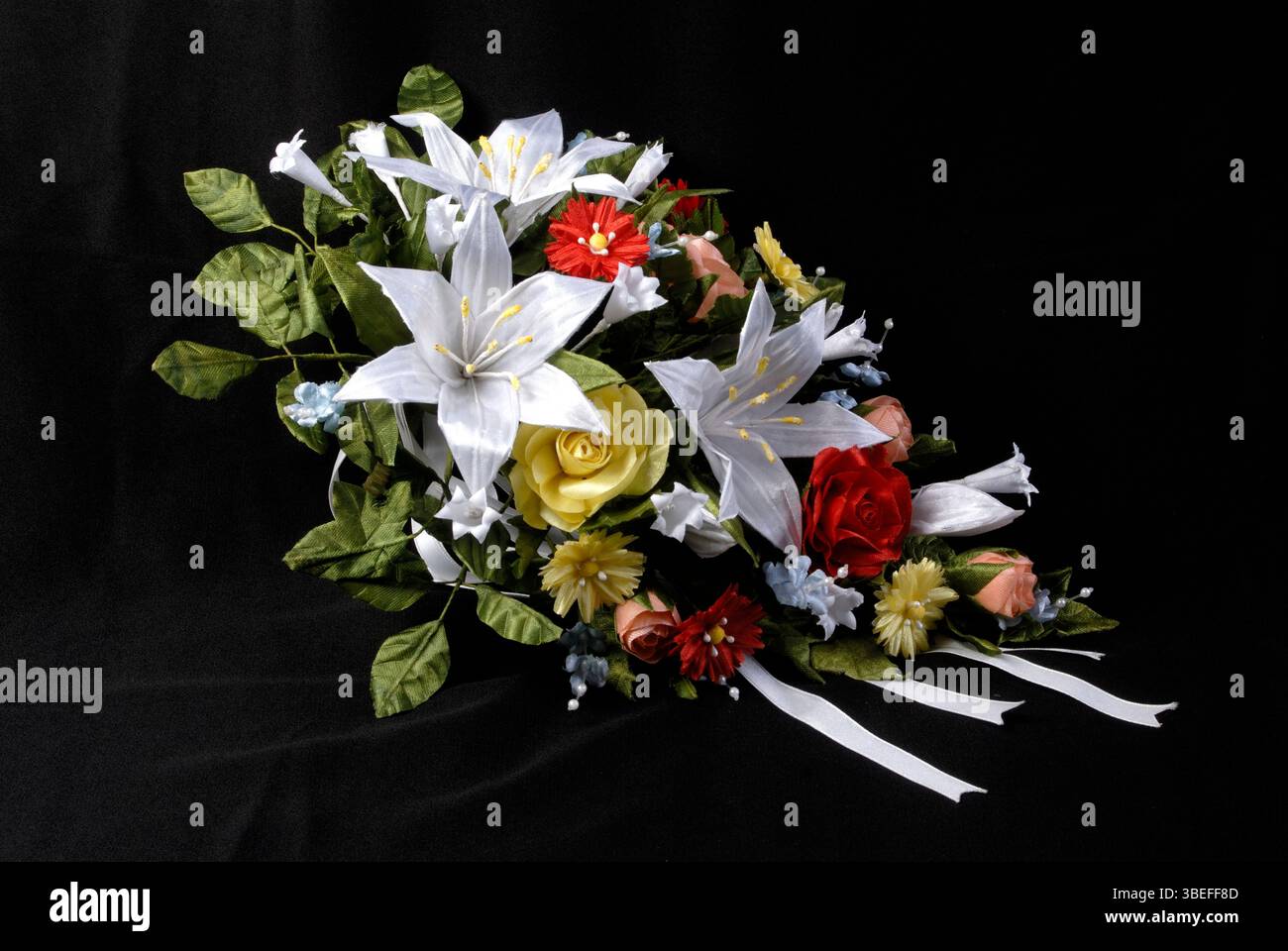 Brautstrauß verwendet in der christlichen Hochzeit Name der Blumen marguerite Lilie Sweetheart Rose und Knospe Rose aus Satin von Hand hergestellt Stockfoto