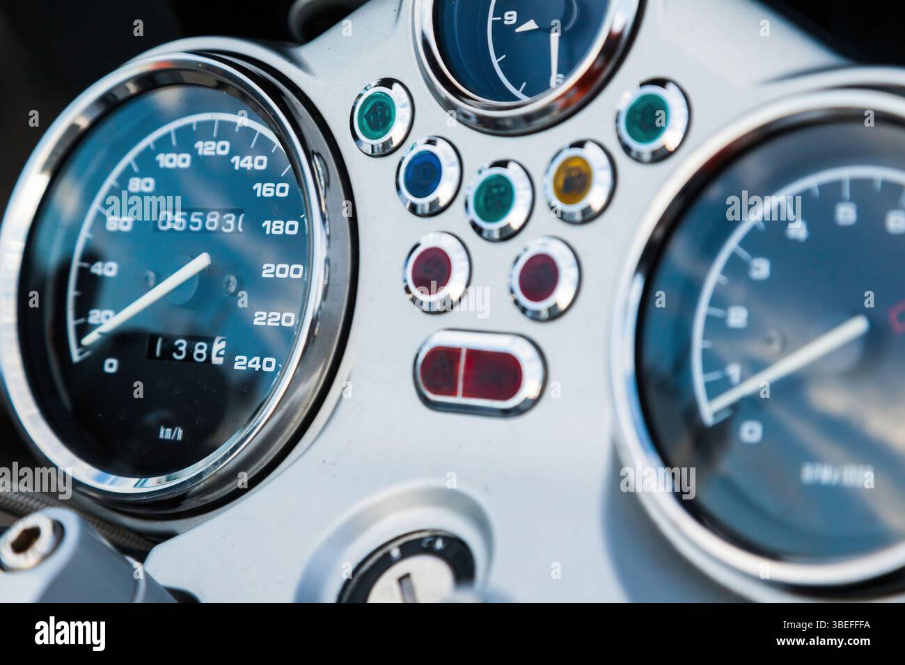 Armaturenbrett eines Sportmotorrads, mit Tachometer und Drehzahlmesser, Nahaufnahme. Stockfoto