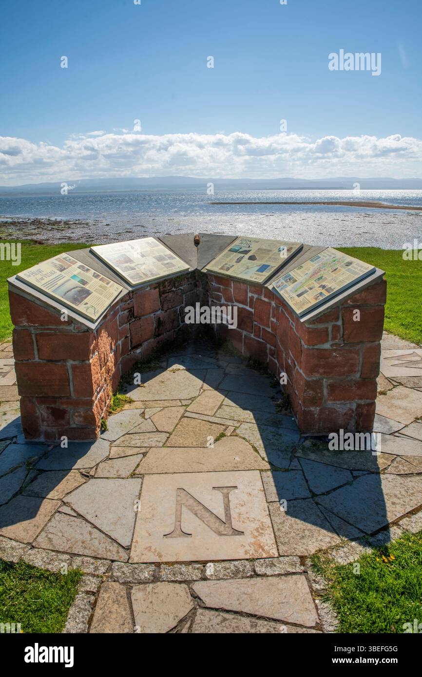 Allgemeiner Blick auf das Dorf Avoch und den Hafen, Black Isle, Ross-shire, ein historisches schottisches Fischerdorf am Moray Firth, sonniger Tag Stockfoto