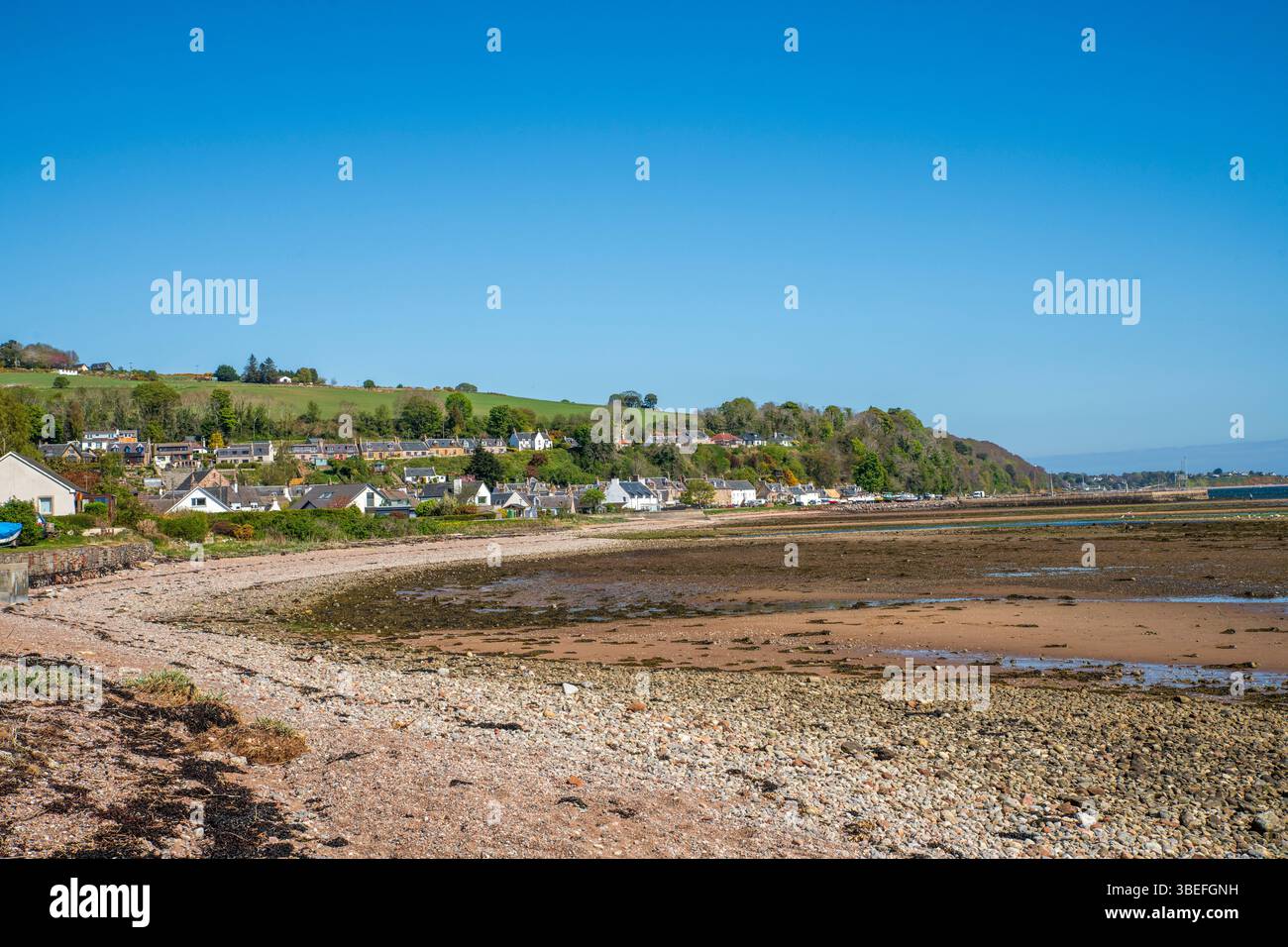 Allgemeiner Blick auf das Dorf Avoch und den Hafen, Black Isle, Ross-shire, ein historisches schottisches Fischerdorf am Moray Firth, sonniger Tag Stockfoto