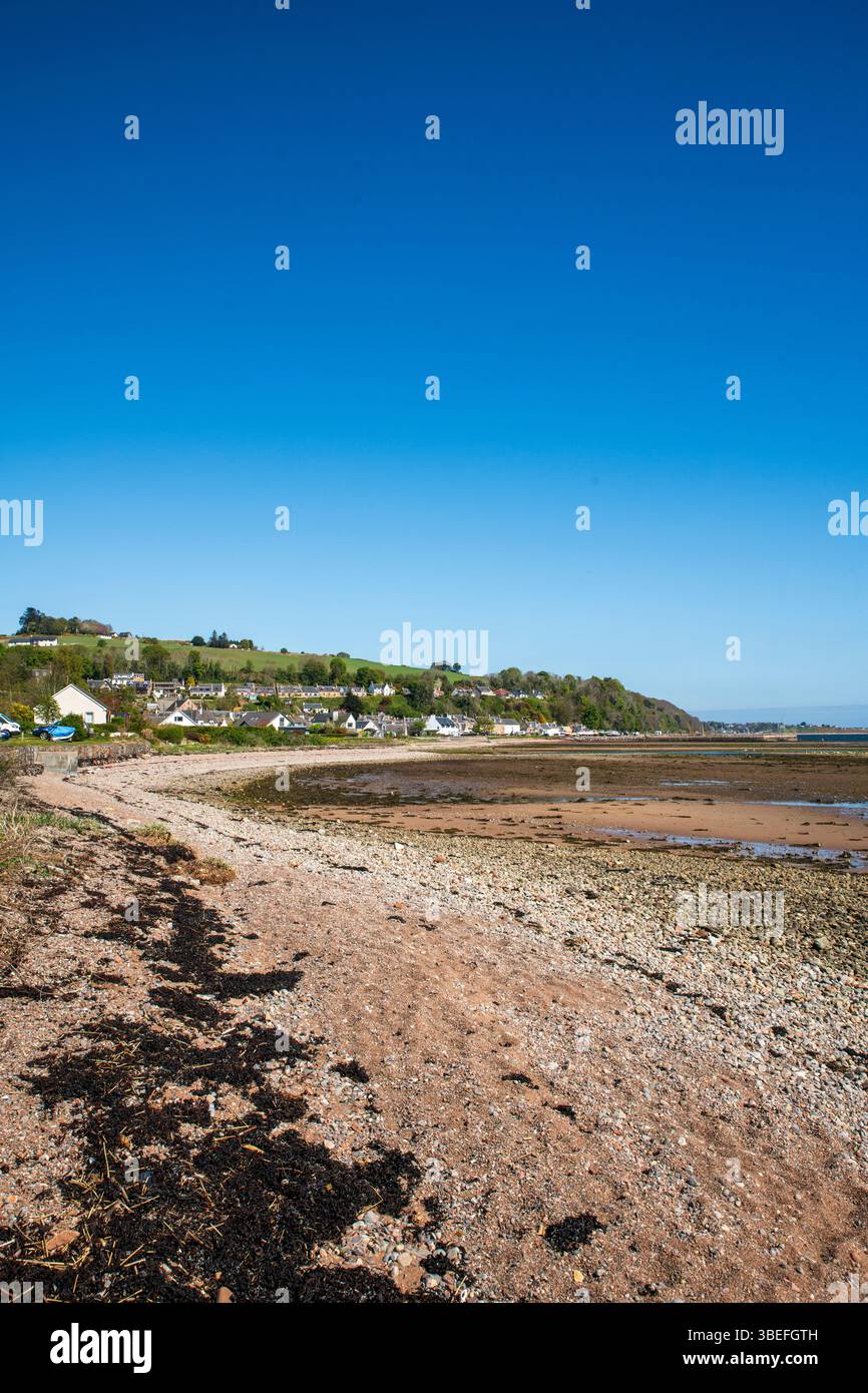 Allgemeiner Blick auf das Dorf Avoch und den Hafen, Black Isle, Ross-shire, ein historisches schottisches Fischerdorf am Moray Firth, sonniger Tag Stockfoto