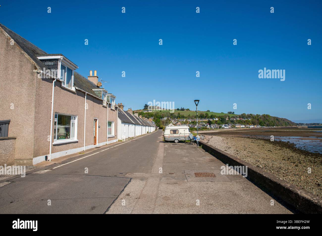 Allgemeiner Blick auf das Dorf Avoch und den Hafen, Black Isle, Ross-shire, ein historisches schottisches Fischerdorf am Moray Firth, sonniger Tag Stockfoto