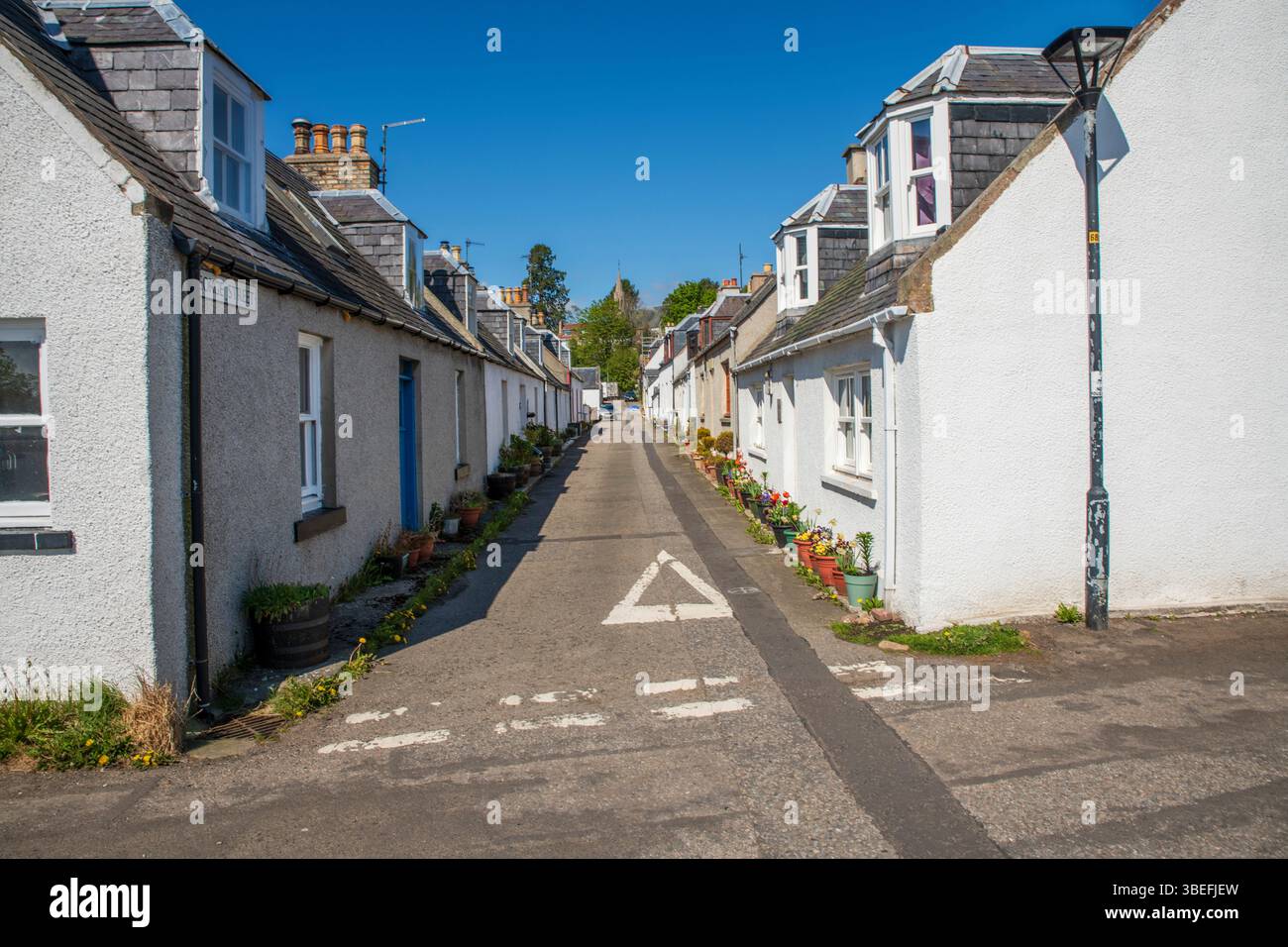 Allgemeiner Blick auf das Dorf Avoch und den Hafen, Black Isle, Ross-shire, ein historisches schottisches Fischerdorf am Moray Firth, sonniger Tag Stockfoto