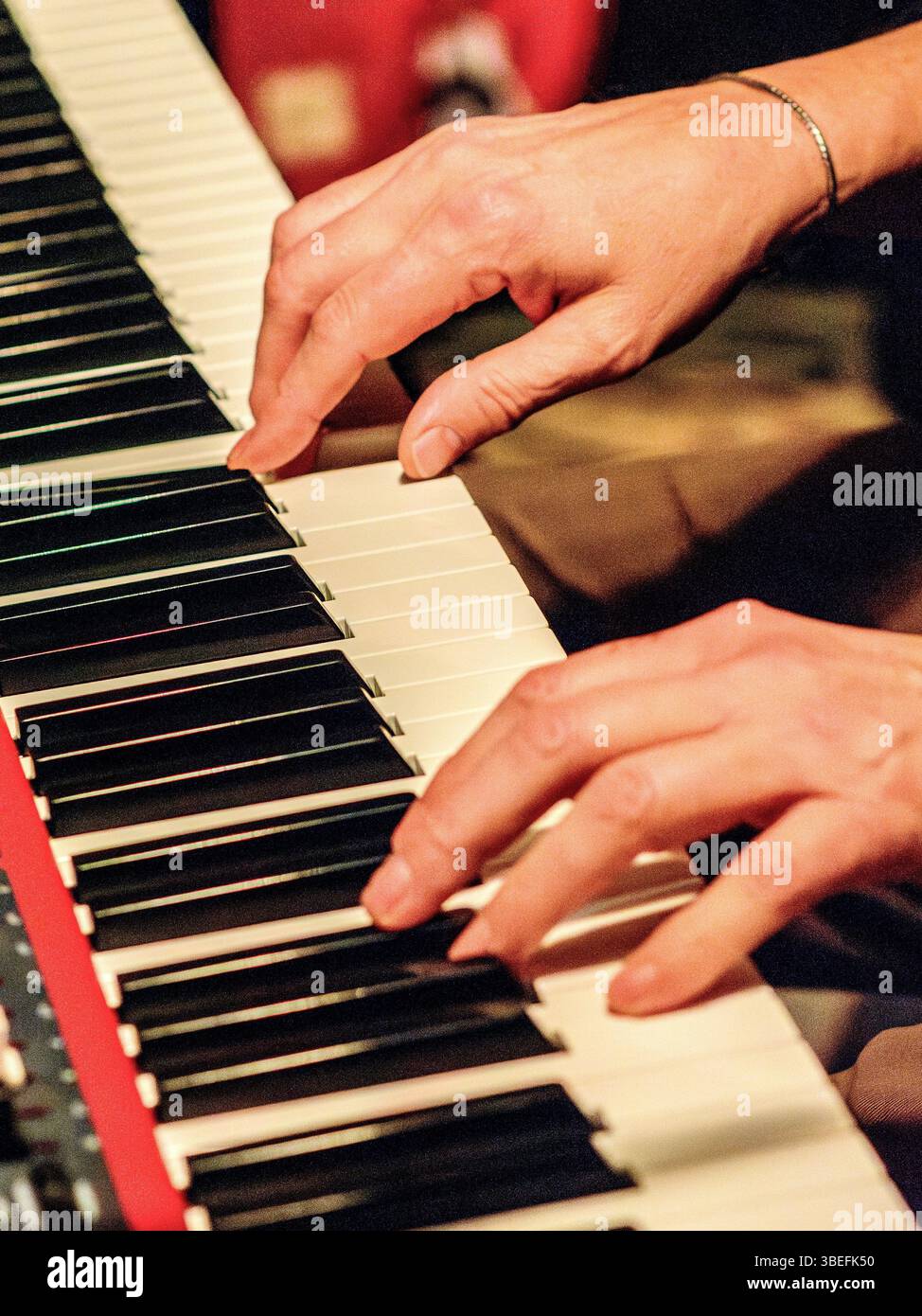 Hände des französischen Jazzmusikers Frédéric Brothier von der Gruppe TriAdd an der elektronischen Tastatur - Zentralfrankreich. Stockfoto