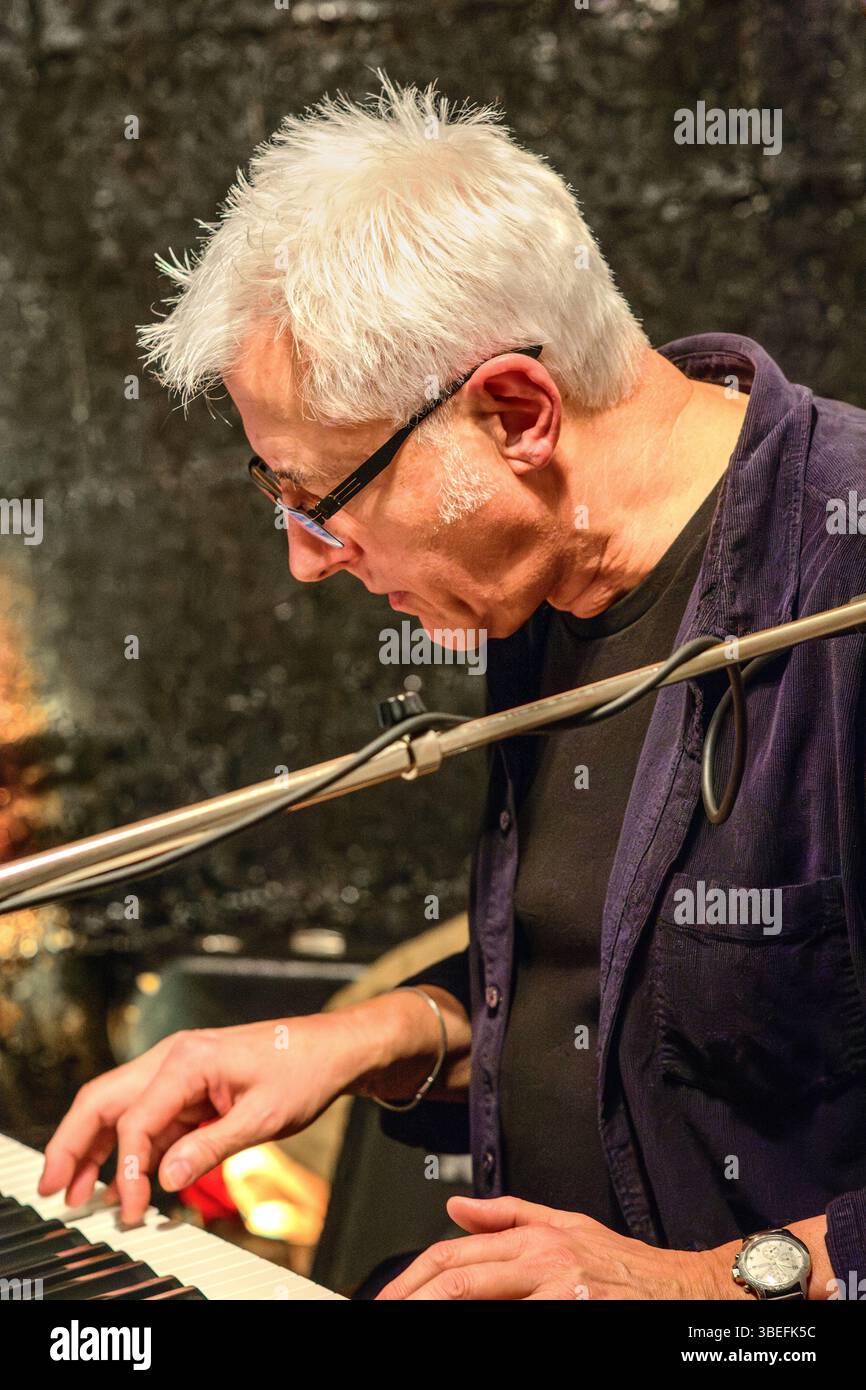Der französische Jazzmusiker Frédéric Brothier von der Jazzgruppe TriAdd auf der elektronischen Tastatur - Zentralfrankreich. Stockfoto
