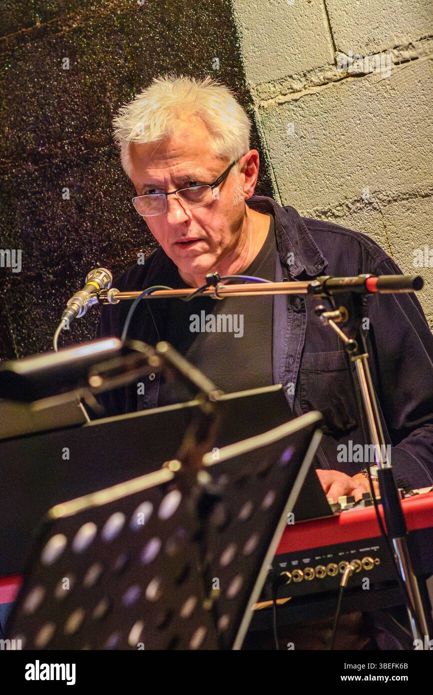 Der französische Jazzmusiker Frédéric Brothier von der Jazzgruppe TriAdd auf der elektronischen Tastatur - Zentralfrankreich. Stockfoto