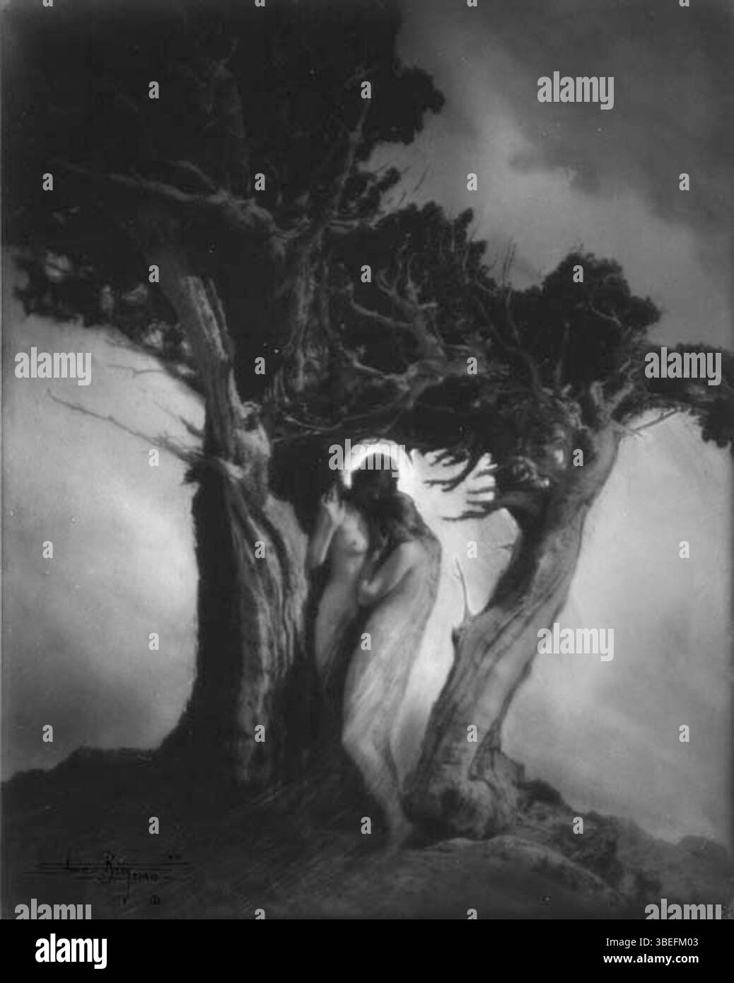 „Heart of the Storm“ (1912) von Anne Brigman fängt eine dramatische Landschaft mit einer zentralen Figur inmitten wilder Naturelemente ein. Das Foto zeigt die Kraft und Schönheit der Natur, mit einem Schwerpunkt auf Bewegung und Emotionen. Stockfoto