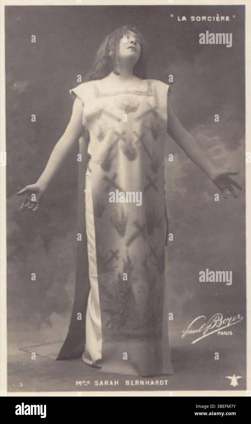 Dieses Foto von Sarah Bernhardt aus dem Jahr 1903 in ihrer Rolle als La Sorcière zeigt die legendäre französische Schauspielerin im Kostüm. Sie spiegelt die Pracht und die theatralische Tradition der Aufführungen Bernhardts im frühen 20. Jahrhundert wider. Stockfoto