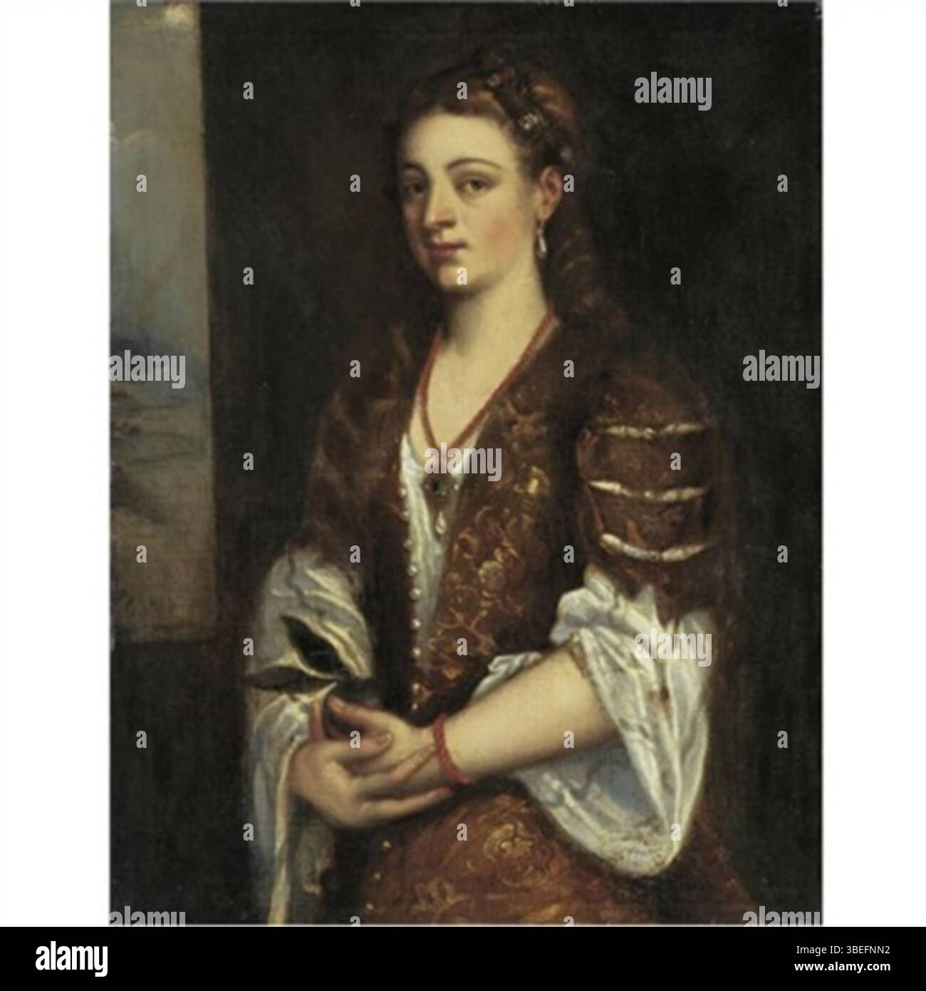 Dieses Ölgemälde aus dem 16. Jahrhundert, das dem Atelier Tizians zugeschrieben wird, zeigt eine junge Frau, die einen Apfel hält und die Porträtkunst des Künstlers und den Renaissanceansatz zum Realismus zeigt. Stockfoto