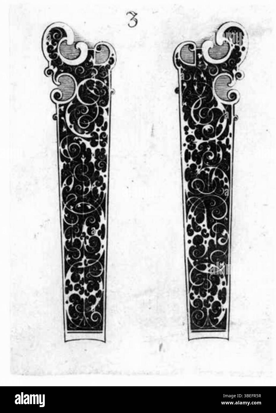 Dieser Stich aus dem 17. Jahrhundert von Michel Leblond zeigt ein Paar kunstvoller Messergriffe, die im Rahmen seiner künstlerischen Auseinandersetzung mit Alltagsgegenständen entstanden sind. Die Messergriffe sind detailliert dargestellt und spiegeln die Handwerkskunst der damaligen Zeit wider. Das Werk stammt aus dem vierten Zustand des Stiches, der zwischen 1600 und 1656 hergestellt wurde. Stockfoto