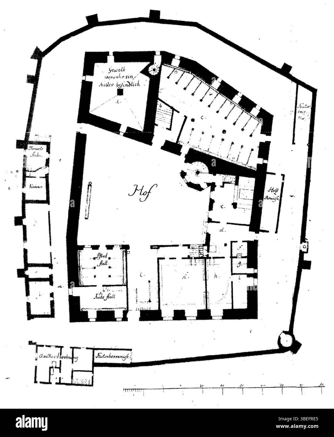 Der Grundriss von Schloss Jochsberg (1796) ist ein Architekturplan der Burg Jochsberg in Deutschland. Dieser Entwurf aus dem späten 18. Jahrhundert zeigt das Design und die Anordnung der Struktur und trägt zum Verständnis der architektonischen Praktiken während dieser Zeit bei. Stockfoto