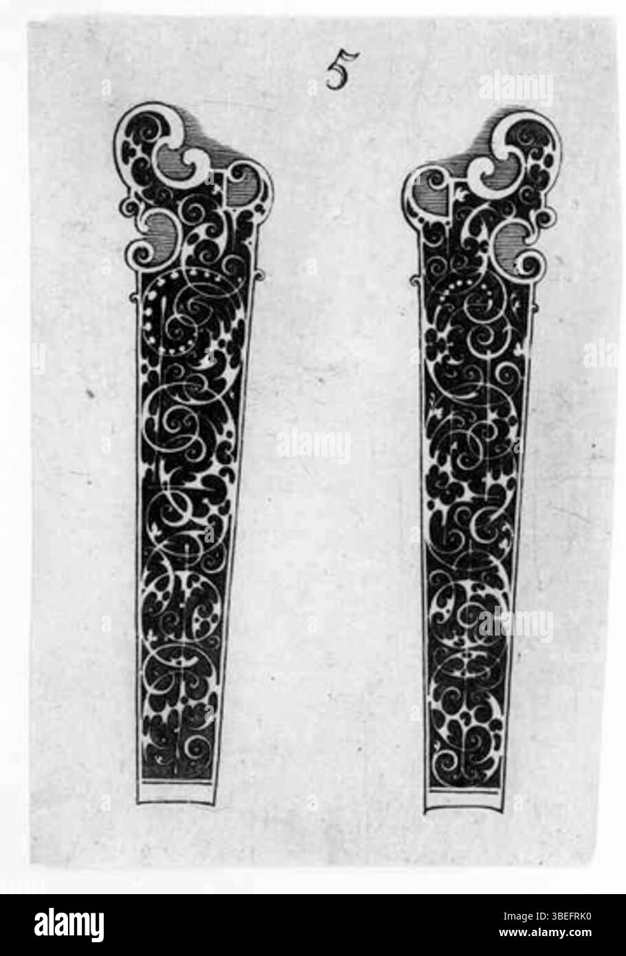 Dieses Artefakt, ein Paar aufwendig gefertigter Messergriffe von Michel Leblond (1587–1658), spiegelt die europäische Handwerkskunst des 16. Jahrhunderts wider. Die Griffe demonstrieren das Können des Künstlers bei der Herstellung dekorativer Metallarbeiten. Stockfoto