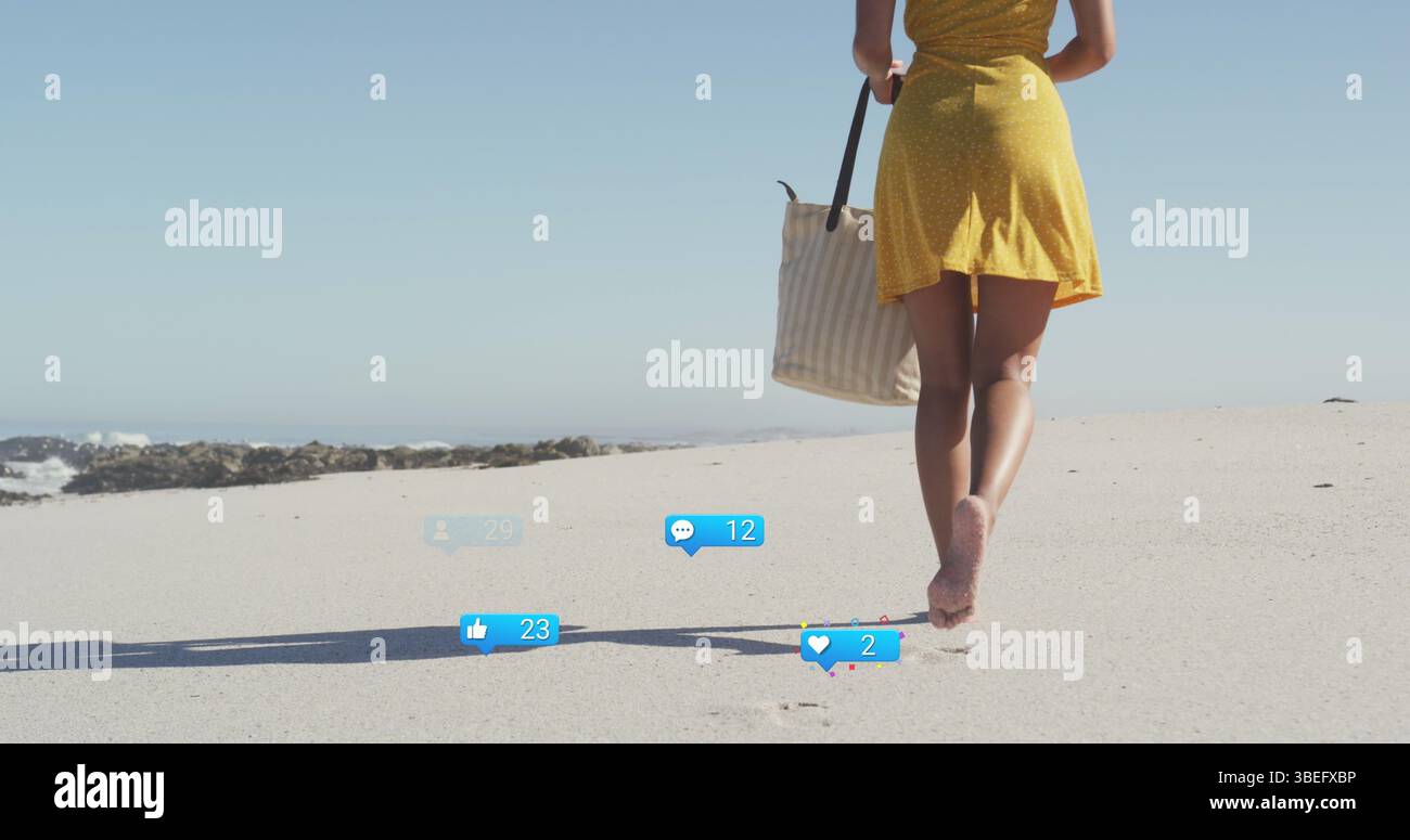 Bild von Reaktionen in sozialen Medien über die Beine einer afroamerikanischen Frau, die am Strand spaziert Stockfoto