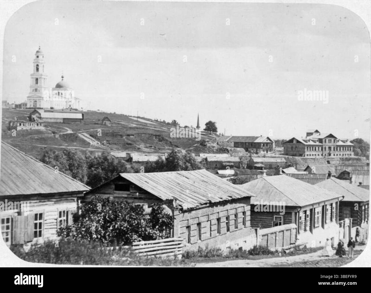 Ein historischer Blick auf Lipetsk aus dem Jahr 1860, der die Entwicklung und Landschaft dieser russischen Stadt in der Mitte des 19. Jahrhunderts zeigt. Das Bild bietet Einblicke in die städtische und kulturelle Transformation der Region während dieser Zeit. Stockfoto Ein historischer Blick auf Lipetsk aus dem Jahr 1860, der die Entwicklung und Landschaft dieser russischen Stadt in der Mitte des 19. Jahrhunderts zeigt. Das Bild bietet Einblicke in die städtische und kulturelle Transformation der Region während dieser Zeit. Stockfoto