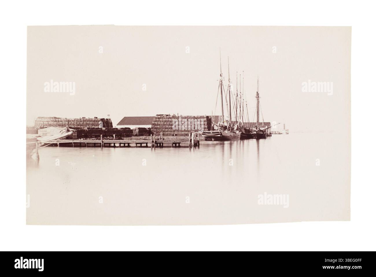 Dieses Foto von Andrew Joseph Russell zeigt die Werften von Bermuda Hundred Landing am James River, Virginia, zwischen 1861 und 1865. Während des Bürgerkriegs diente der Ort als wichtiger Punkt für die Gewerkschaftskräfte, indem er Truppenbewegungen, den Transport von Versorgungsgütern und strategische Operationen entlang des Flusses erleichterte. Stockfoto