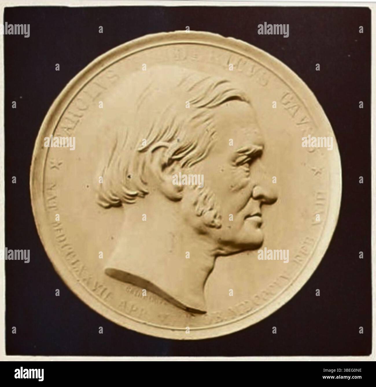 Diese Medaille wurde 1856 zum Gedenken an Carl Friedrich Gauß und sein Werk über die Himmelsmechanik geschaffen. Der Entwurf enthält ein Porträt von Gauß und ist Teil einer Gedenkserie von Friedrich Brehmer mit Beiträgen von Carl Haase und König Georg V. von Hannover. Stockfoto