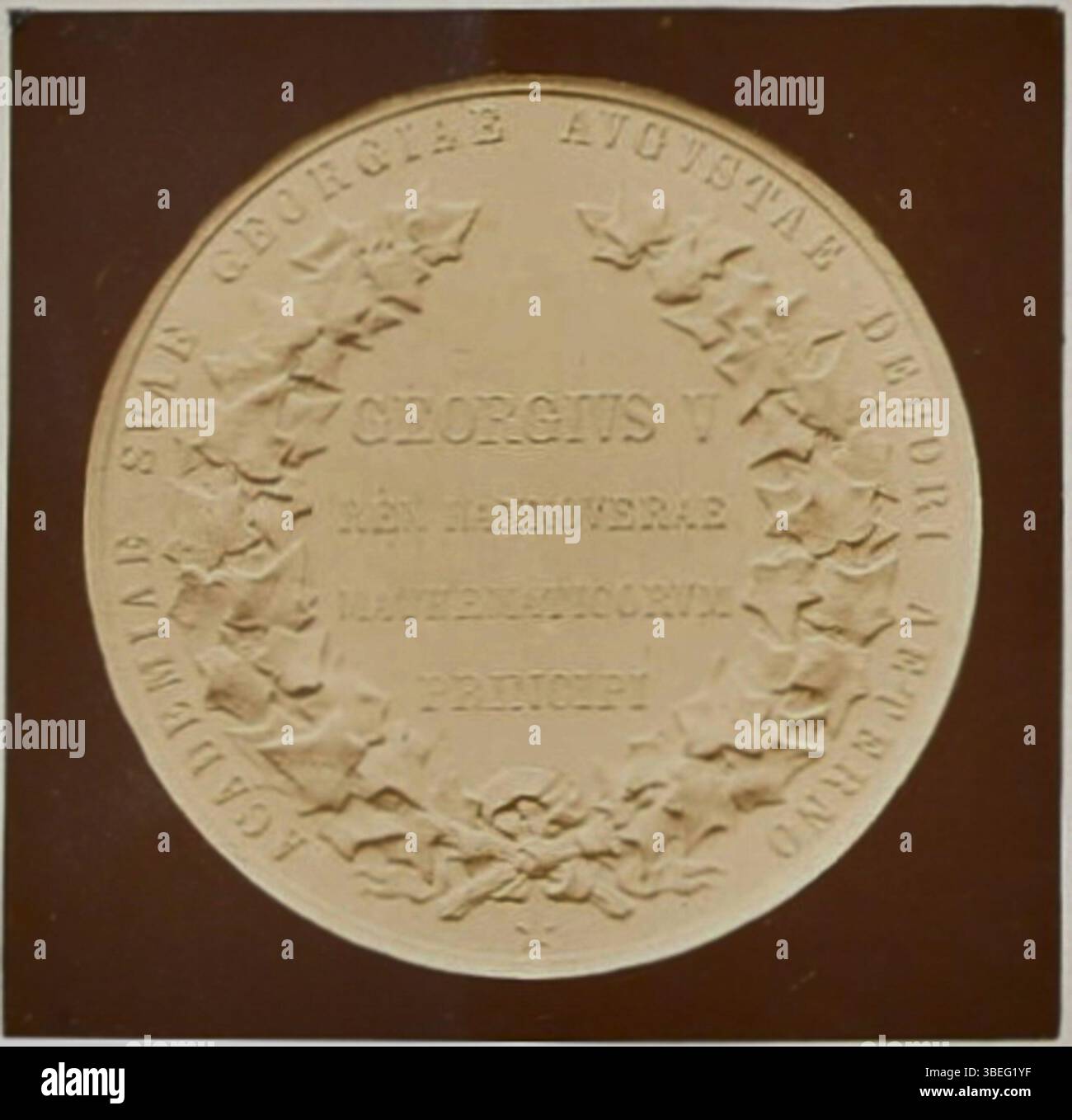 Auf der Rückseite der 1856 Gauß-Gedenkmedaille von Friedrich Brehmer befindet sich ein Efeukranz, der die Ehre symbolisiert. Sie wurde in Anerkennung von Carl Friedrich Gauß’ Verdiensten zur himmlischen Mechanik herausgegeben, die König Georg V. von Hannover in Auftrag gab. Stockfoto