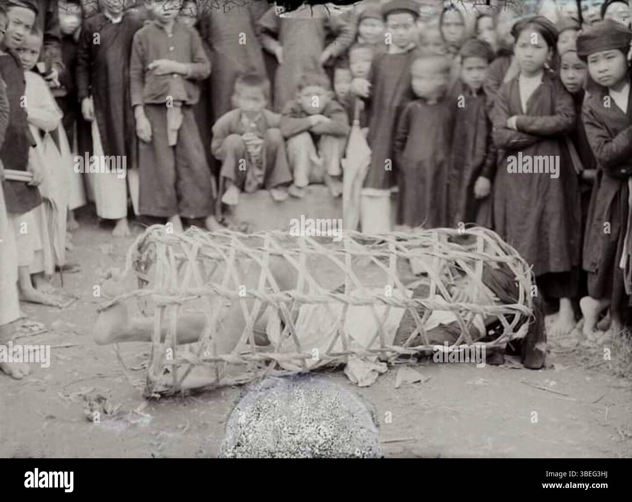 Die Entenhocker in Vietnam, die in den 1890er Jahren fotografiert wurden, wurden historisch für öffentliche Strafen verwendet. Sie wurden typischerweise in verschiedenen Kulturen als Methode der Demütigung oder Bestrafung eingesetzt, wobei die Angeklagten in Wasser eingetaucht wurden. Stockfoto