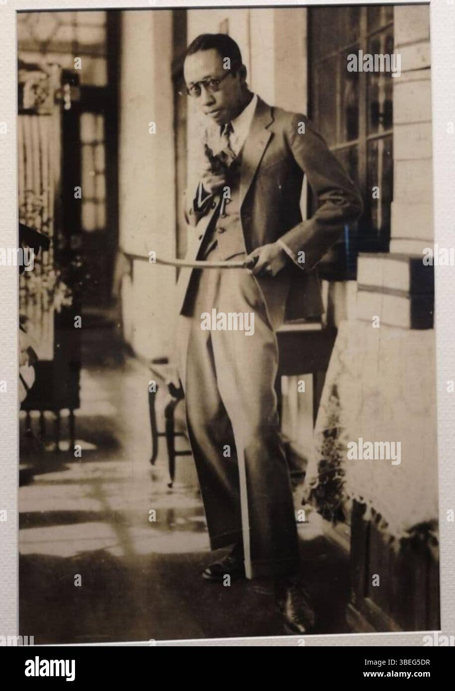 Dieses Bild zeigt Puyi, den letzten Kaiser Chinas, in verspielter oder alberner Pose zwischen 1925 und 1945. Während dieser Zeit war er Galionsfigur, lebte unter japanischer Besatzung und später als Marionettenkaiser. Stockfoto