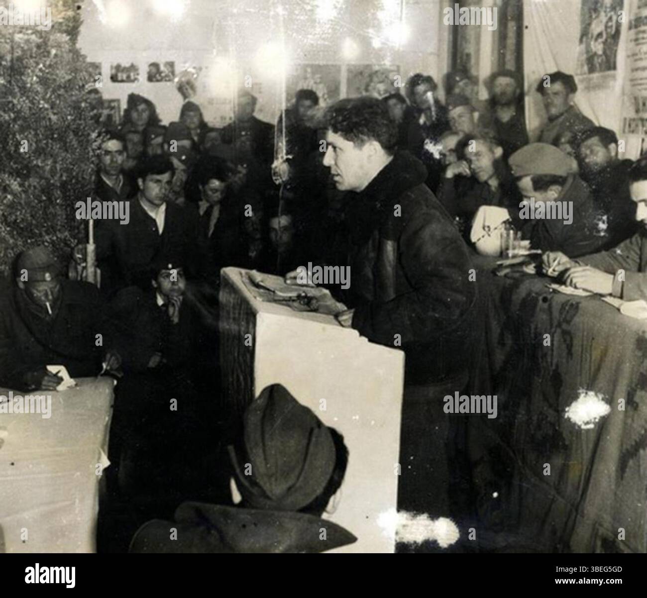 Foto von 1945, das Nikos Zachariadis während des griechischen Bürgerkriegs mit Soldaten der Demokratischen Armee Griechenlands (DSE) spricht. Stockfoto