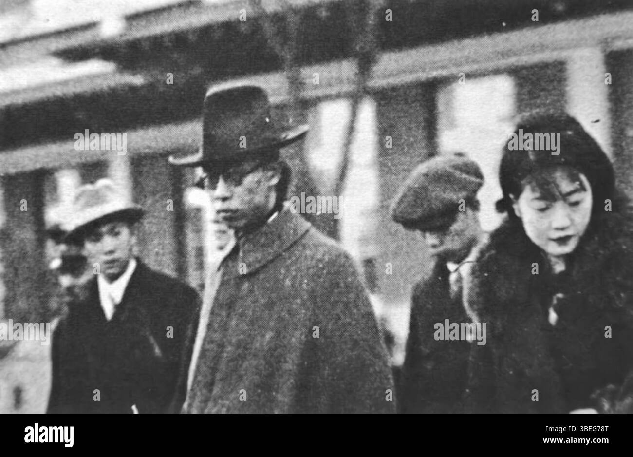 Am 8. März 1932 wurden Puyi, der letzte Kaiser von China, und seine Frau Wanrong vor der offiziellen Gründungszeremonie von Mandschukuo in Hsinking fotografiert, die die Gründung des japanischen Marionettenstaates markiert. Stockfoto