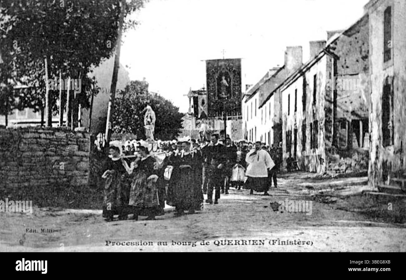 Fotografische Postkarte mit einer religiösen Prozession in der Stadt Querrien, Frankreich, um 1930. Stockfoto