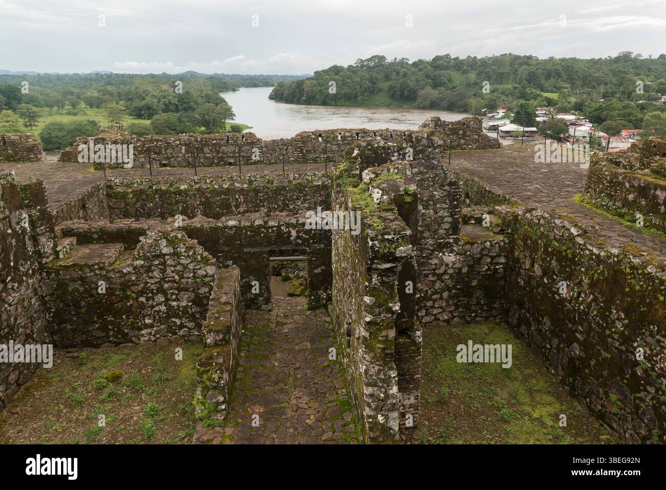 Das Innere der Festung der Unbefleckten Empfängnis in El Castillo, Nicaragua. Rio San Juan im Hintergrund. Stockfoto