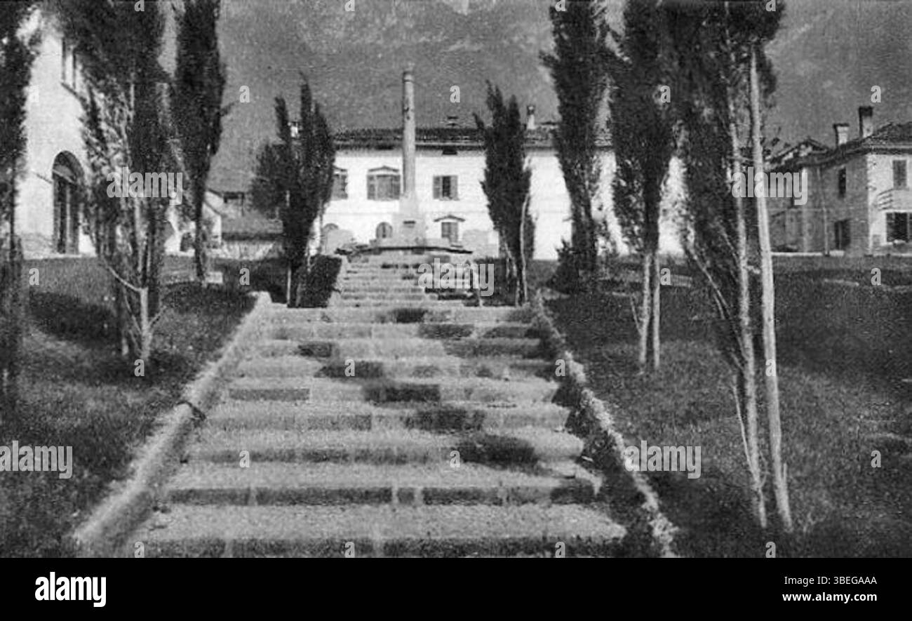 Ein Foto von Scalinata Castiglioni, entworfen, um einem Wasserfall am See in Piazzetta di Lierna am Comer See zu ähneln. 1945 von Giannino Castiglioni aufgenommen, hebt es die architektonische Vision des Künstlers hervor, die Natur und Design miteinander verbindet. Stockfoto