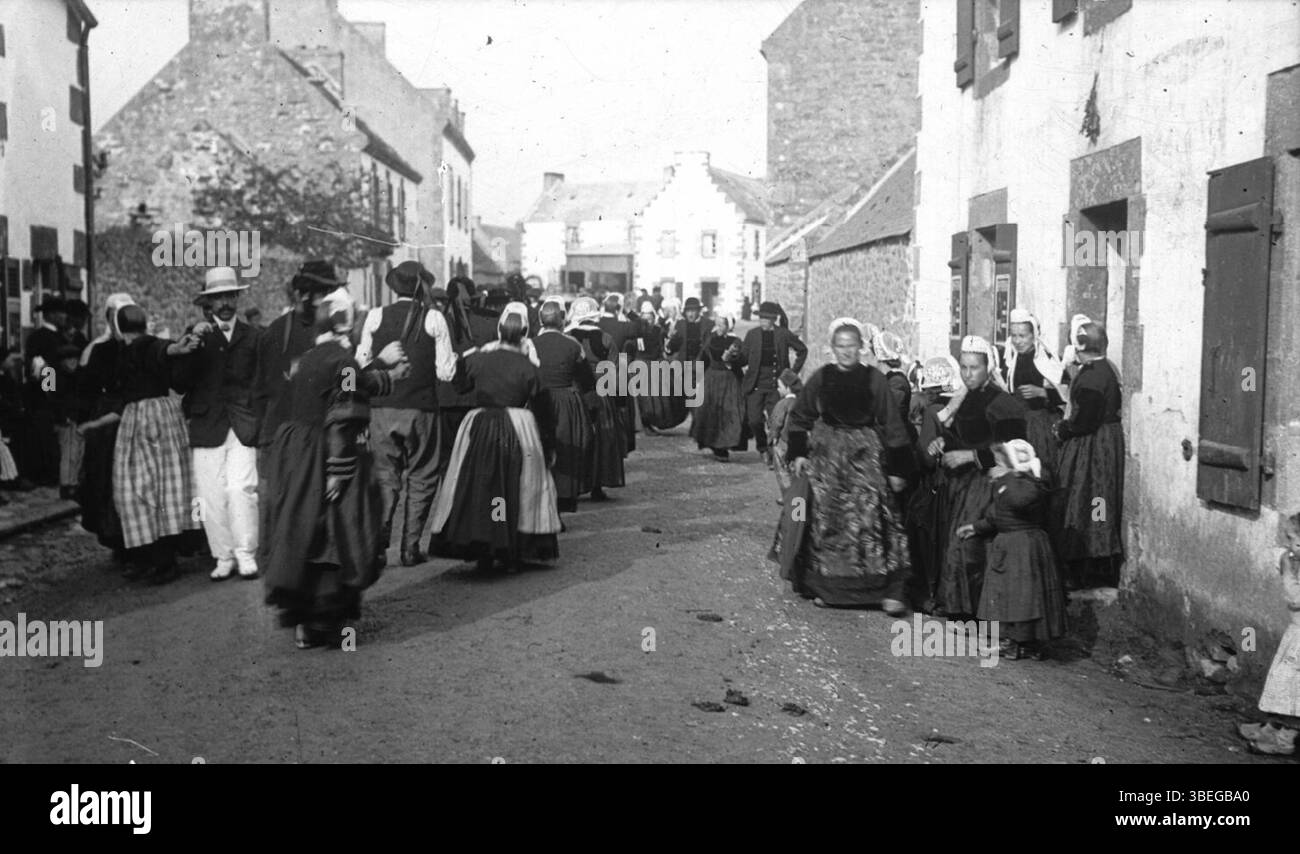 Dieses Foto aus dem frühen 20. Jahrhundert zeigt den *Pardon* in Quimperlé, Bretagne, aufgenommen um 1910. Das religiöse fest, ein traditioneller bretonischer Brauch, wird als bedeutendes kulturelles Ereignis für die Gemeinde Quimperlé während dieser Zeit dargestellt. Stockfoto