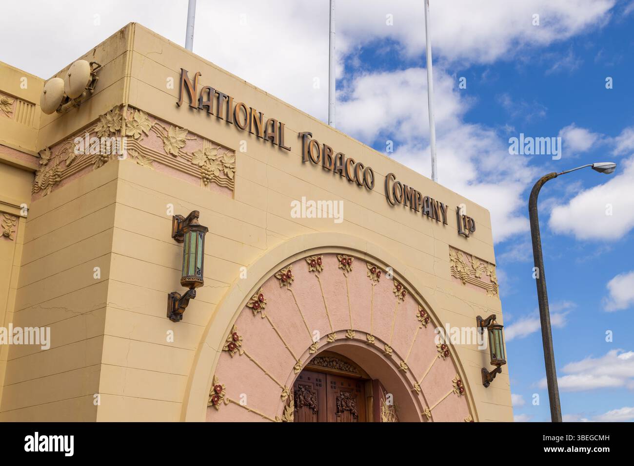 Das historische Gebäude der National Tobacco Company Ltd. Aus den 1930er Jahren in Napier, Neuseeland, ist ein Beispiel für das Art déco-Erbe der Stadt Stockfoto