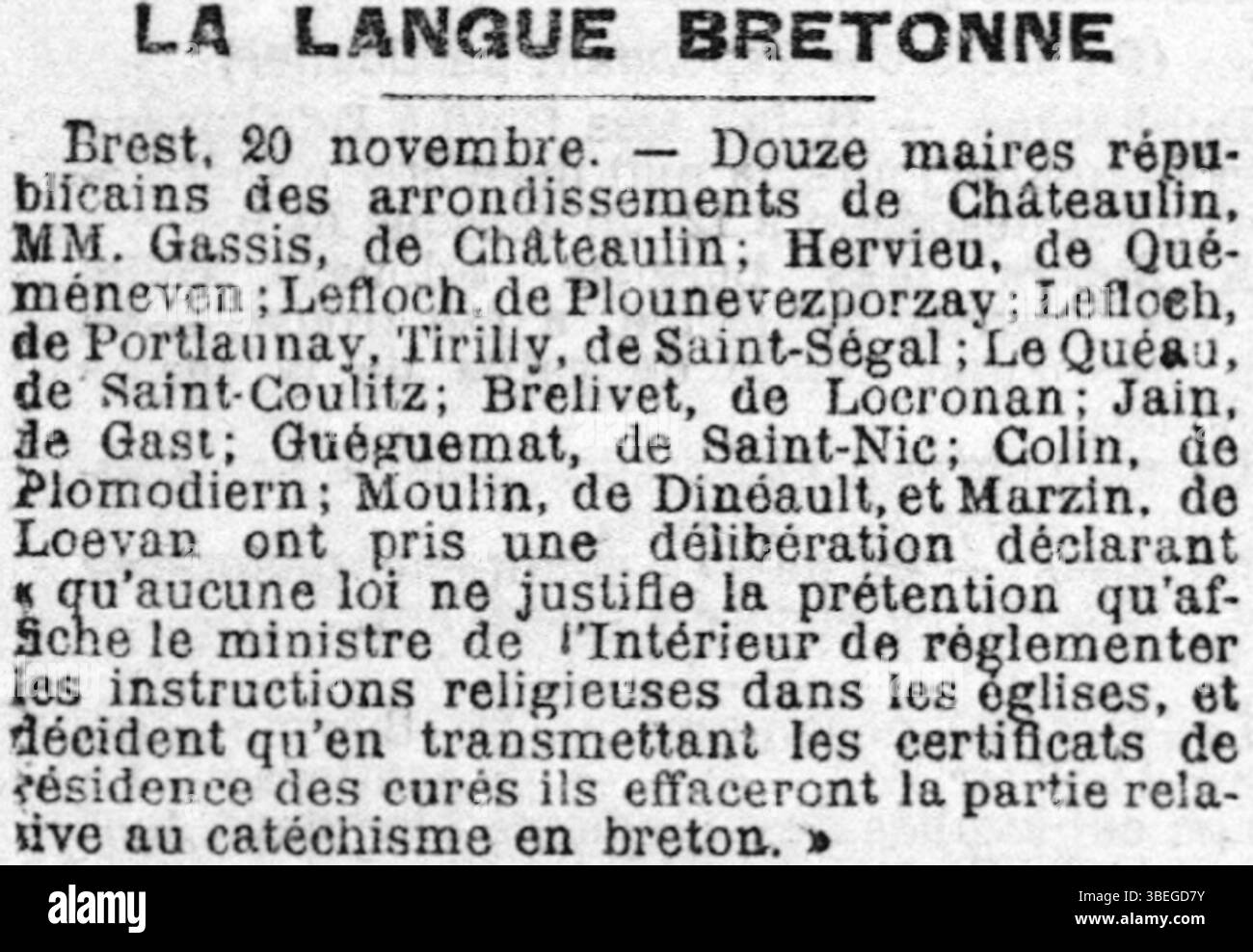 Ein Protest von 12 Bürgermeistern aus dem Bezirk Châteaulin, der am 21. November 1902 im Journal La Croix veröffentlicht wurde, weigerte sich, die Verwendung der bretonischen Sprache durch Priester in die Wohnsitzurkunden für den Religionsunterricht aufzunehmen. Der Protest bezog sich auf die Bedingungen des Konkordats von 1801. Stockfoto