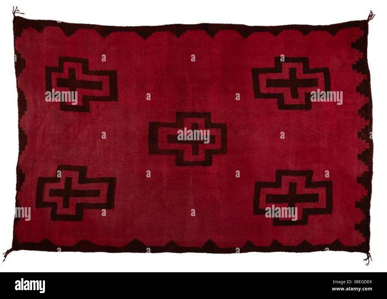 Diese Navajo-Decke aus dem Jahr 1900, eine Übergangsserape aus dem Gebiet der Hubbell Trading Post, zeigt fünf konzentrische Kreuze auf einem roten Feld und eine gestufte, mäandernde Grenze. Es ist aus handgesponnener Churro-Schafwolle der Ureinwohner gewebt. Stockfoto