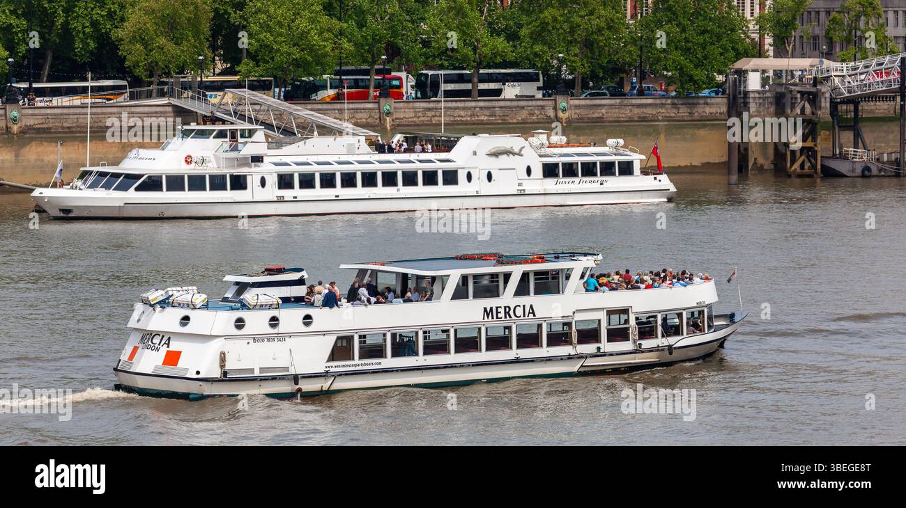 London, Vereinigtes Königreich - 7. Mai 2011 : Ausflugsboote auf der Themse. River Yacht Silver Sturgeon und Partyboot Mercia, das Geschäfte mit Touristen macht. Stockfoto