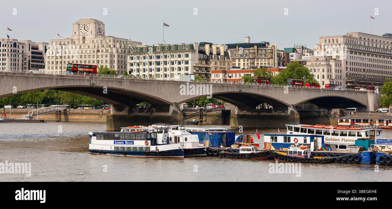 London, Vereinigtes Königreich - 7. Mai 2011: Bootstouren auf der Themse. Ausflugsboote fahren an einem temporären Pier in der Mitte des Flusses neben der Waterloo Bridge. Stockfoto