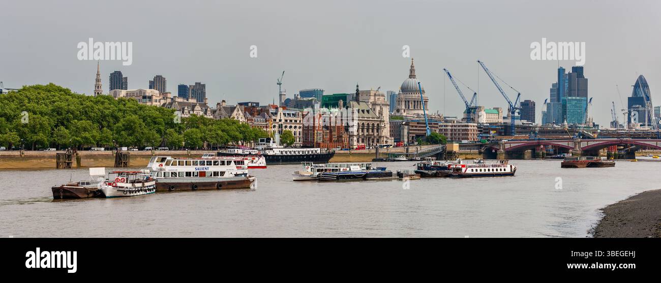 London, Vereinigtes Königreich - 7. Mai 2011 : Panorama der Themse Aktivität. Die Boote machen Geschäfte in der Mitte des Flusses, während die Arbeiten in der Stadt in der Nähe von St. Paul's fortgesetzt werden Stockfoto